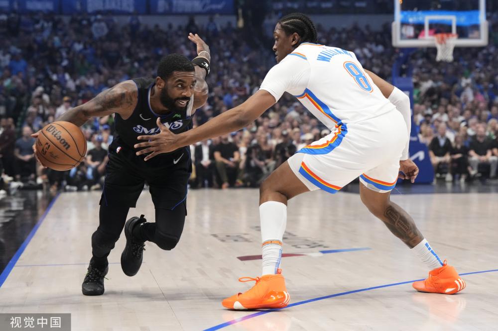 年轻球员抱 年轻球员抱